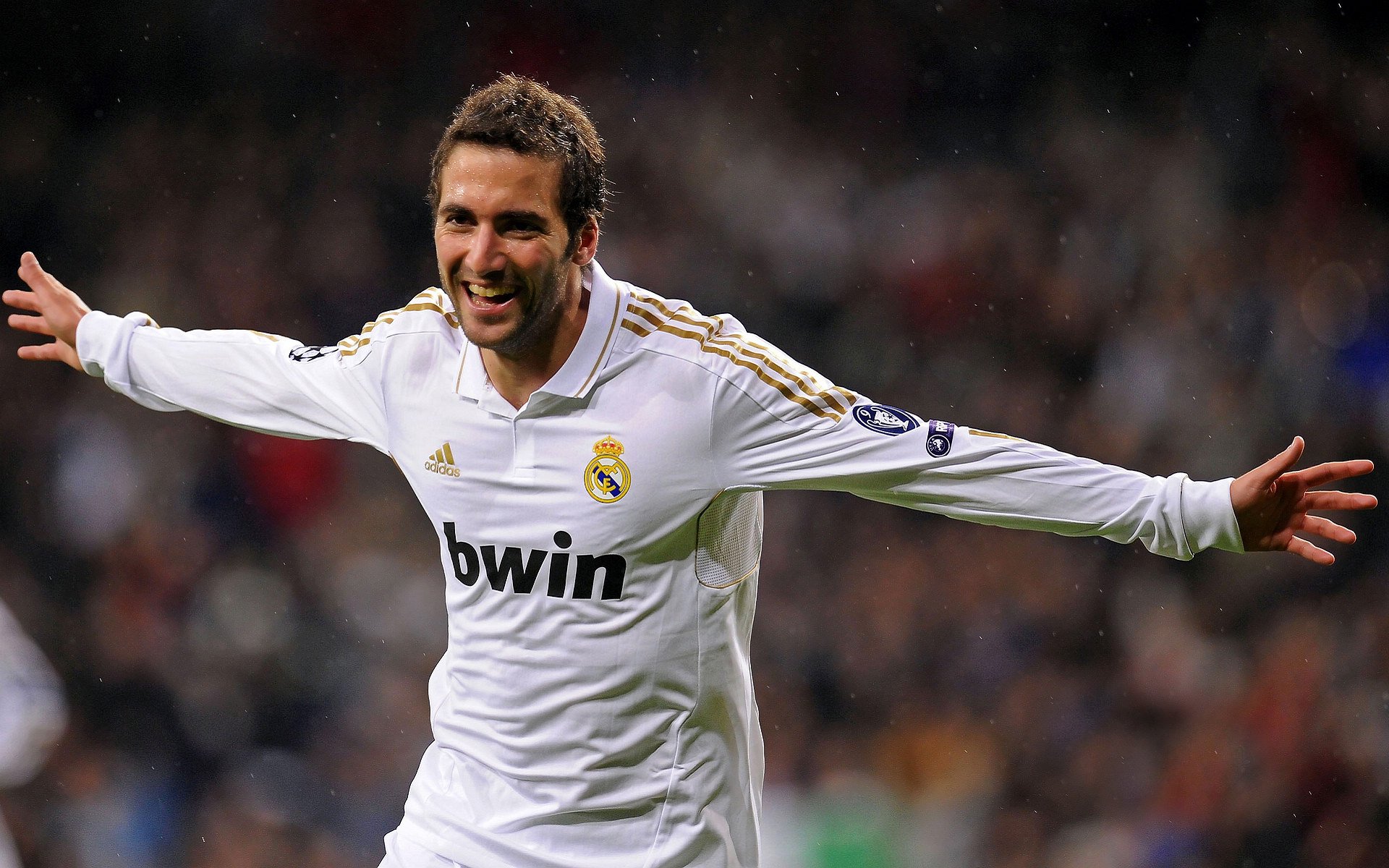 街道轰鸣与球场呐喊，当F1极速狂飙遇见湖人铁血防守